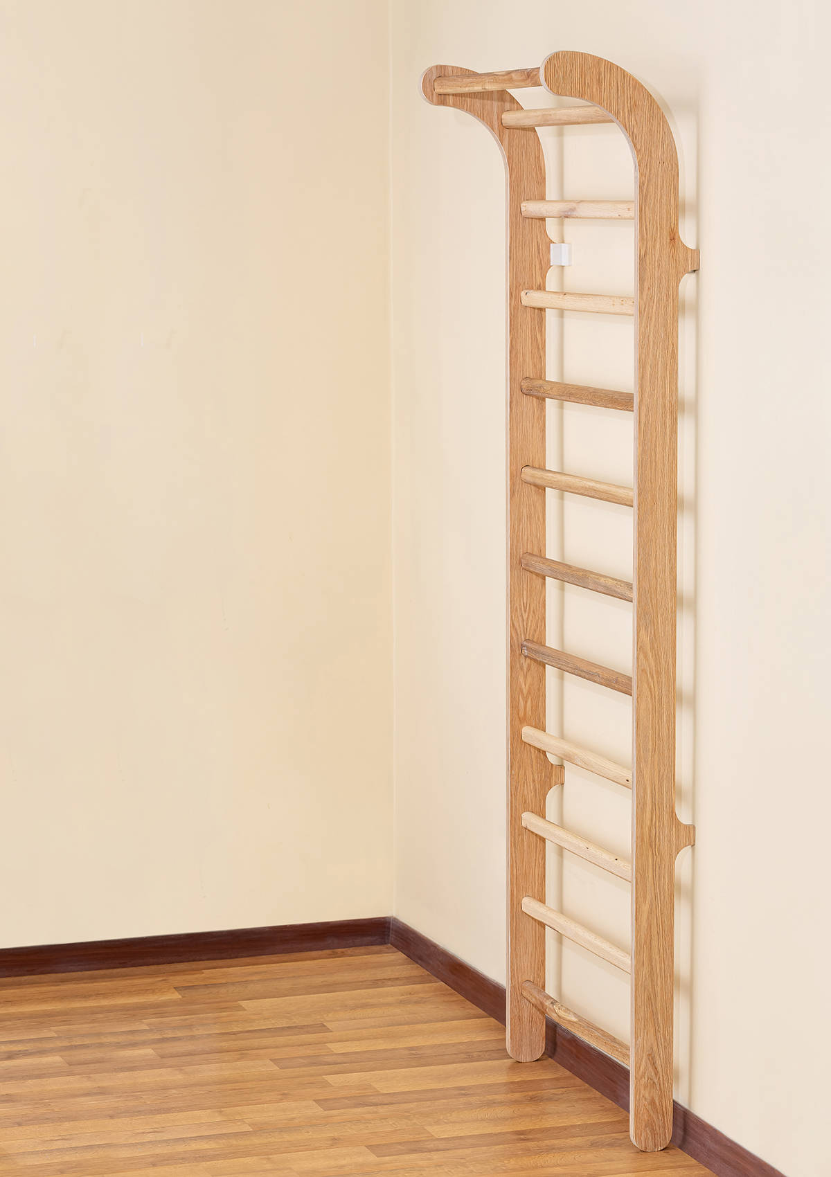 نردبان سوئدی چوبی بیسیک کانسو در محیط ساده و مینیمال